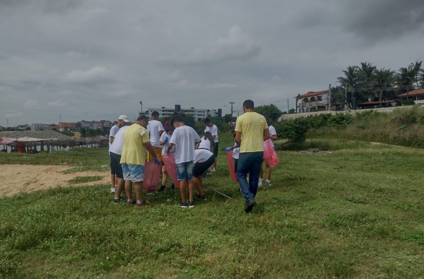  Pais e filhos se juntam em ação na praia do Cumbuco para lembrar o Dia Mundial do Meio Ambiente