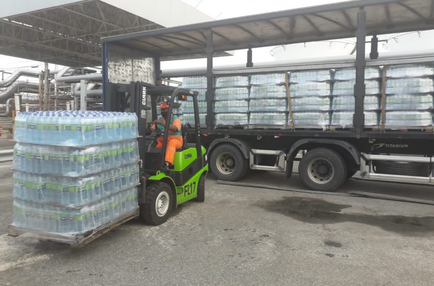  Grupo Edson Queiroz doa mais de 55 mil litros de água mineral às vítimas das chuvas em Pernambuco